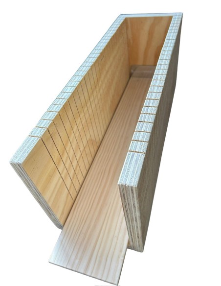 CAJON DE MADERA PARA CORTAR EL PAN DE MOLDE